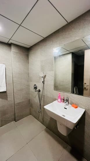 Bathroom with instant geyser